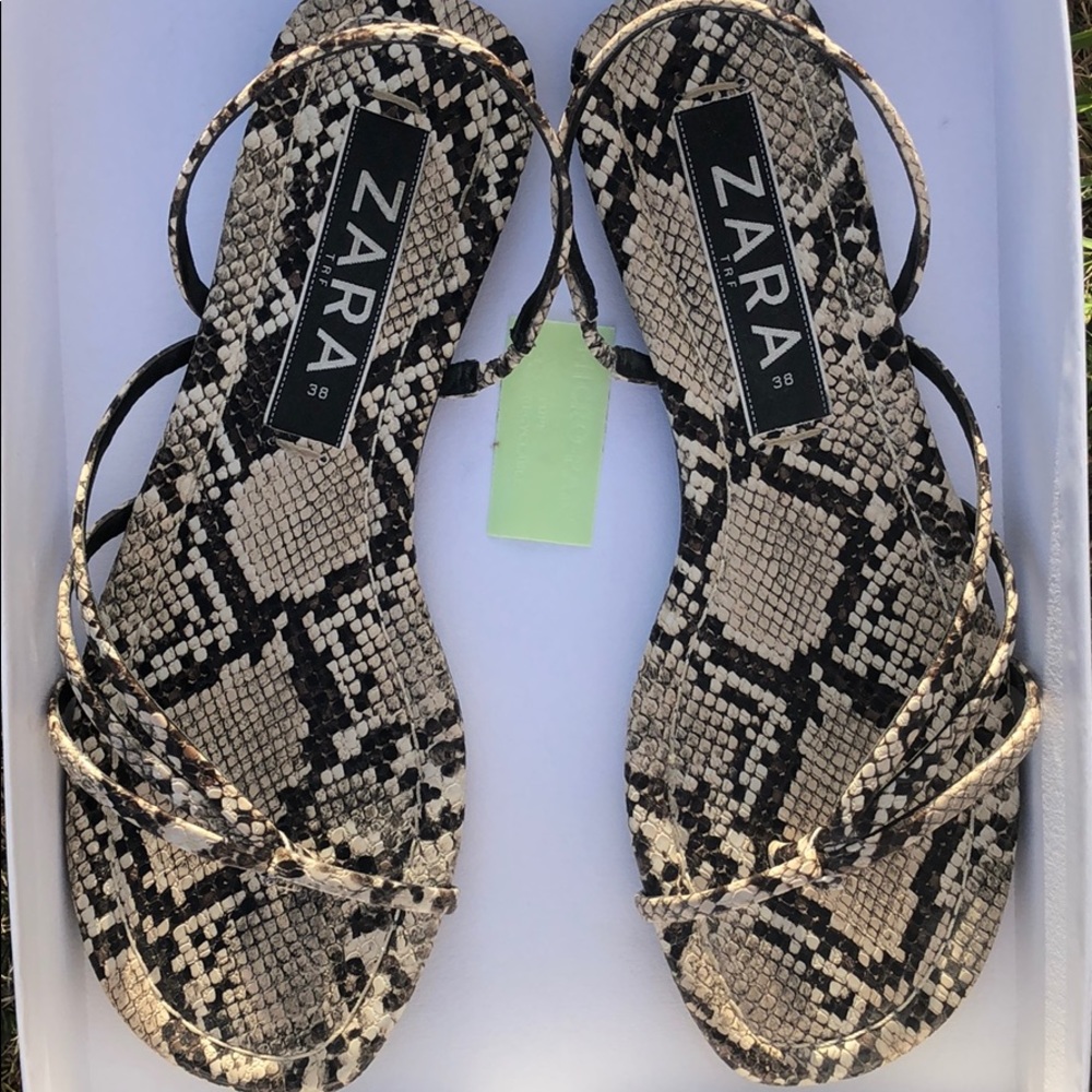 🦋 2x30 Zara snakeskin print sandals